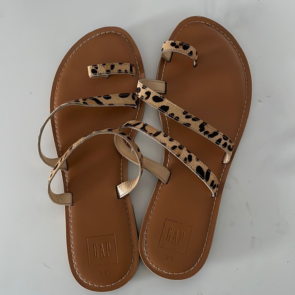 Gap leopard print toe strap sandals